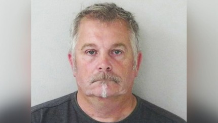 Un fanatic MAGA care se lăuda că luptă împotriva pedofililor a fost arestat în Wisconsin pentru posesie de materiale pornografice cu copii