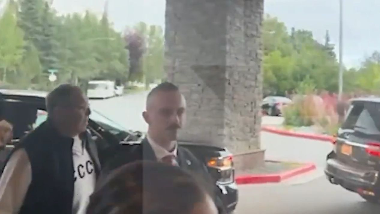 Sfidarea Moscovei Lavrov a aterizat în Alaska cu un tricou inscripționat cu URSS - VIDEO. Ce vrea să transmită astfel