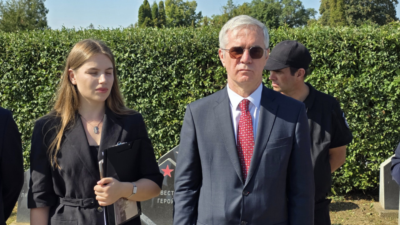 Drapelele invadatorilor ruși fluturate la Iași la o ceremonie oficială. Discursuri despre denazificarea Ucrainei în prezența ambasadorului Rusiei Guvernanții noștri sprijină fascismul ucrainean alături de multe state occidentale