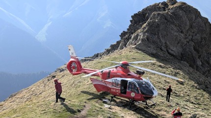 Salvare spectaculoasă. Bărbat căzut într-o prăpastie din Făgăraș recuperat de salvamontiști și preluat de un elicopter