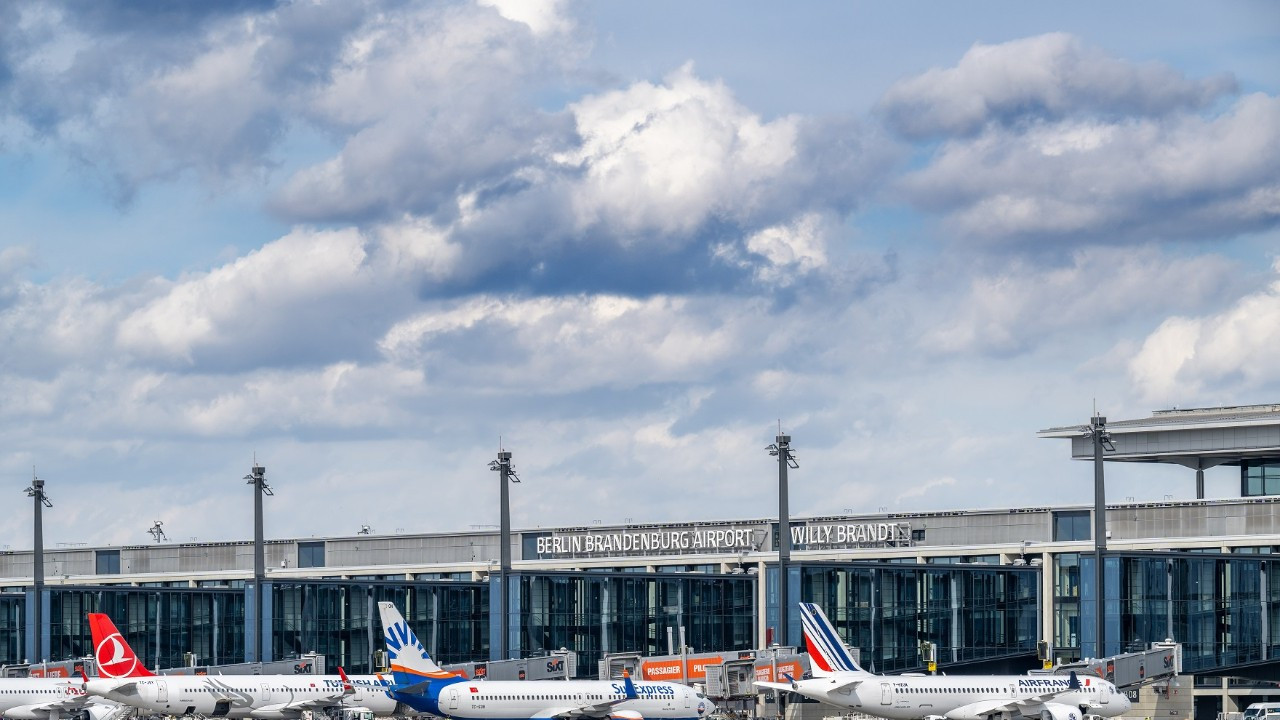 Atac informatic asupra aeroporturilor din Londra Berlin și Bruxelles. Zboruri întârziate și anulate