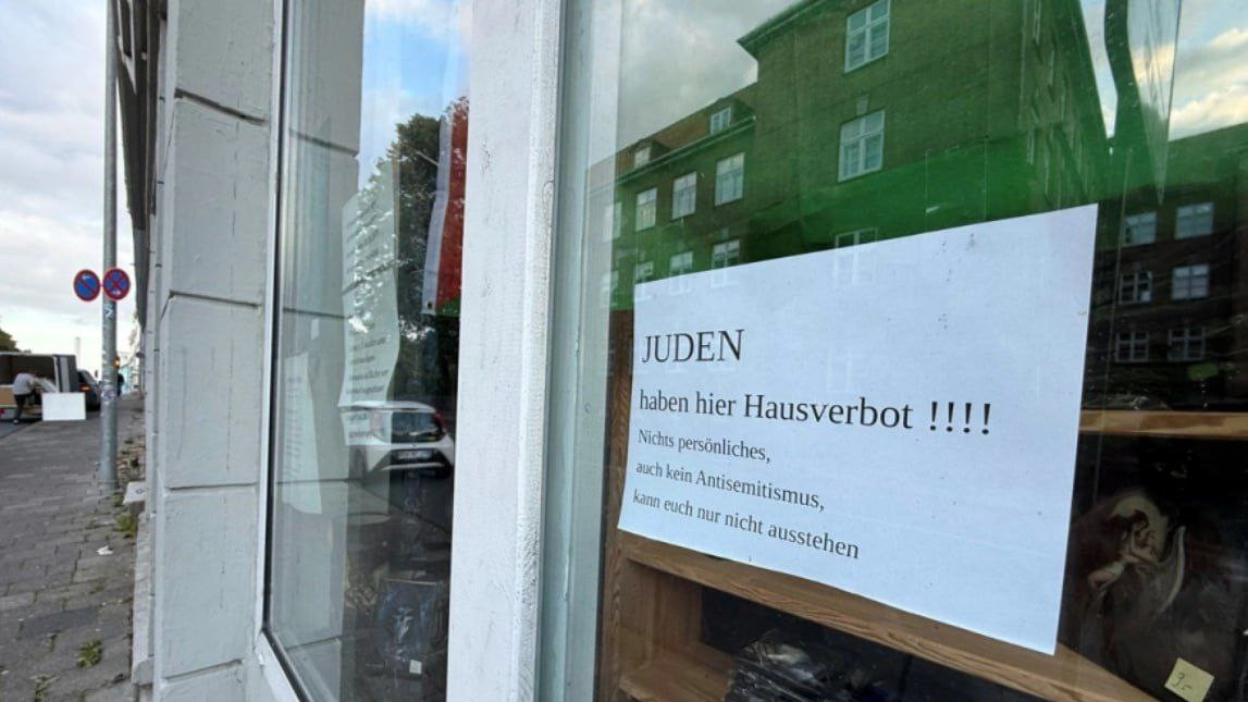 Proprietarul unui magazin din orașul german Flensburg a expus în vitrină un mesaj șocant Accesul evreilor este interzis. Pur și simplu nu vă suport