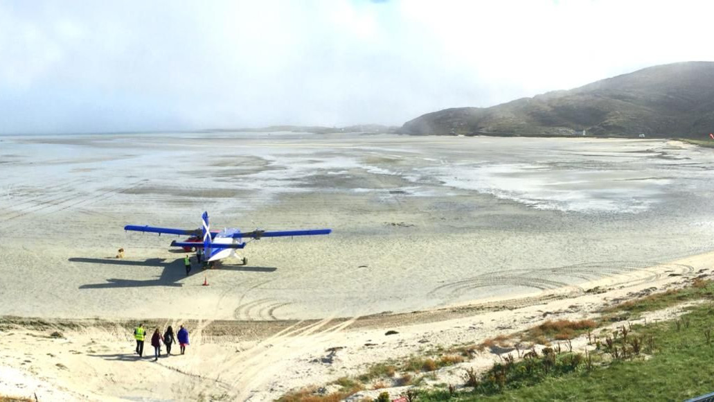 De la plaje la terenuri de golf Cele mai neobișnuite piste de aeroport din lume