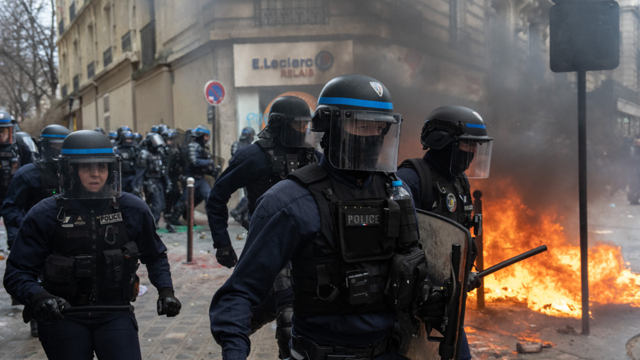 Franța în ghearele anarhiei militanții de extremă stânga au atacat cu bâte și cocktailuri Molotov forțele de ordine în fața sediului Ministerului de Interne din Paris  VIDEO