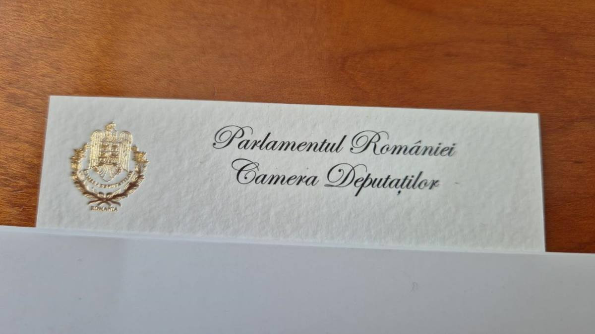 Austeritate dar doar pentru Grivei parlamentarilor li se decontează cărți de vizită speciale lucrate cu foiță de aur
