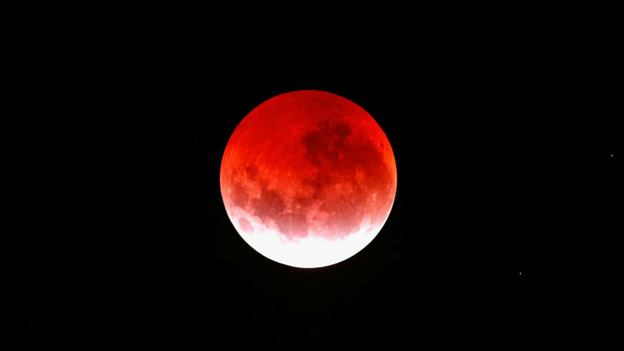 Eclipsă totală de Lună în această seară. Luna roșie un eveniment așteptat