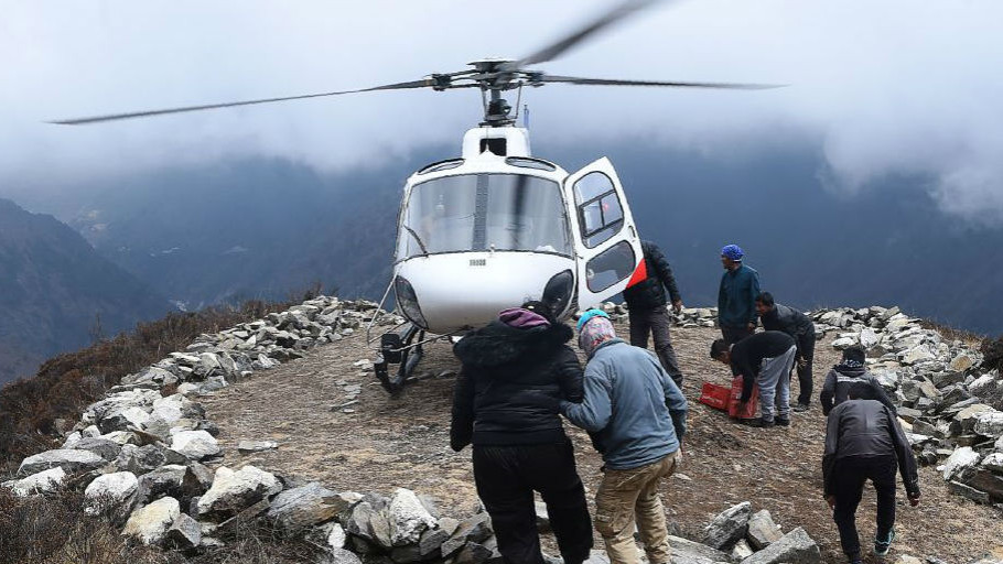 Pe urmele lui Ceaușescu miniștrii nepalezi au fugit din capitala Kathmandu agățați de un elicopter pentru a nu fi linșați de mulțime  VIDEO