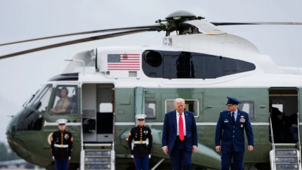 Un bărbat a fost arestat în SUA după ce a îndreptat un laser spre elicopterul lui Donald Trump