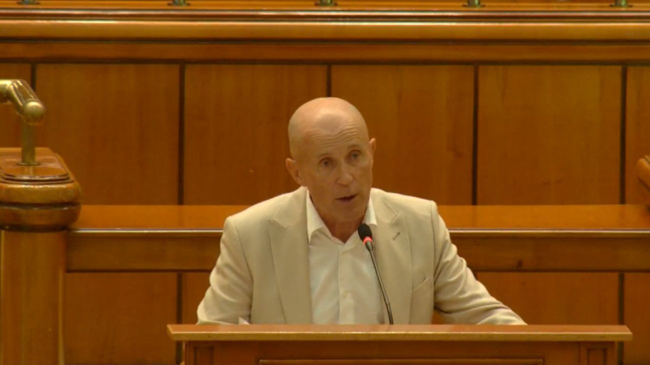 Garcea pus de Simion să atace în Parlament Vor să înarmeze România până în dinți. Toate aceste taxe sunt pentru înarmare înarmare înarmare Nu mai strigați Slava Ucraina