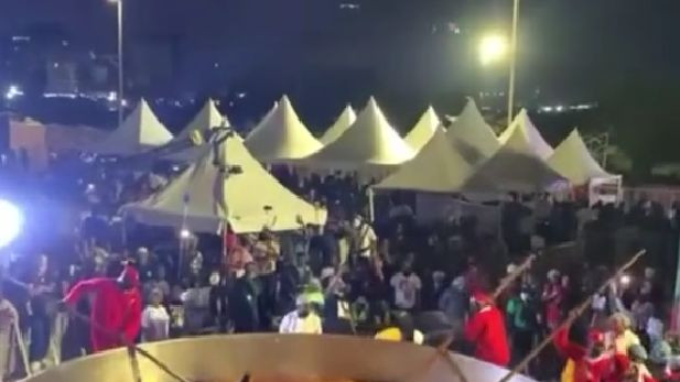 Un chef nigerian încearcă să prepare cea mai mare oală cu orez jollof din lume