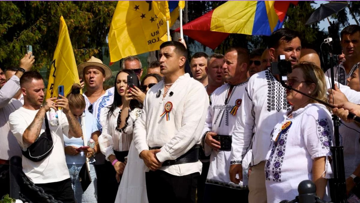 Fotograful lui Simion s-a urcat pe mormântul lui Avram Iancu stârnind mânia preotului. Fotograful a reacționat cu obrăznicie De cinci ori îmi spui - VIDEO