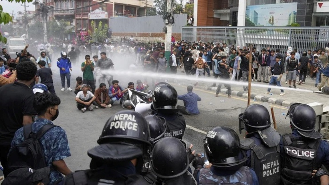 Un 10 august nepalez Guvernul de la Kathmandu a format o comisie de anchetă după reprimarea violentă a demonstrațiilor anti-corupție soldată cu 19 morți
