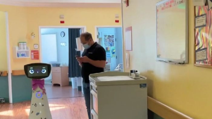 Robin robotul terapeutic programat să se comporte ca o fetiță de 7 ani ajută la combaterea fricii și singurătății în spitale