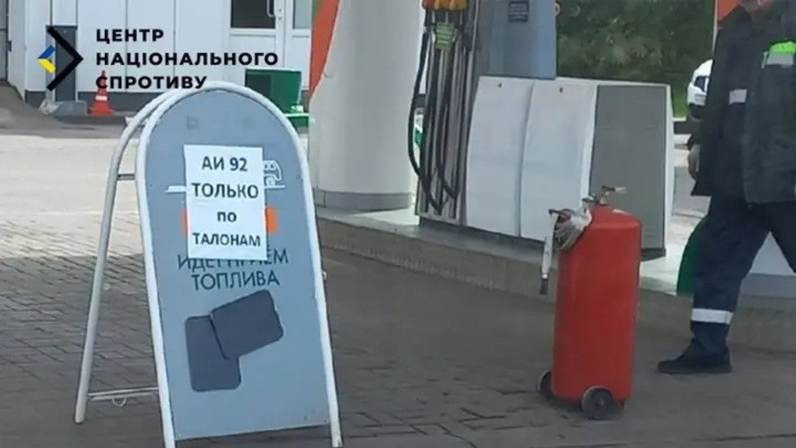 În teritoriile ucrainene ocupate de Rusia benzina se dă pe rație locuitorii vor primi cupoane pe fondul crizei tot mai severe de combustibil