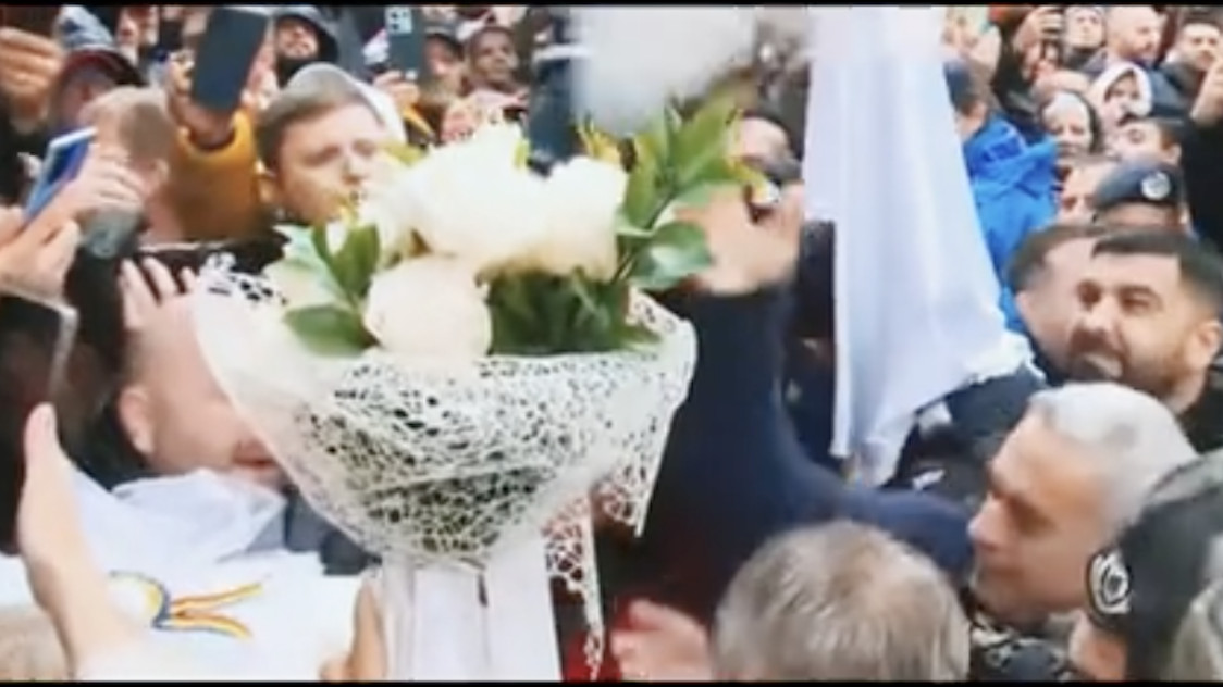 Georgescu a aruncat porumbei albi în aer în fața secției de poliție. Primul a căzut imediat - VIDEO