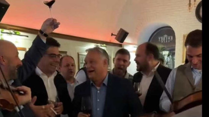 Viktor Orban a cântat la Cluj un vechi cântec unguresc Noi nu plecăm de aici. Dar următorul vers este Până când stăpânul casei nu ne gonește cu bâta - VIDEO