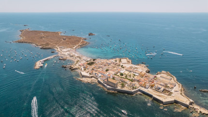 Mai multe pisici decât oameni Insula mediteraneeană pe care supraturismul nu a reușit să o sufoce