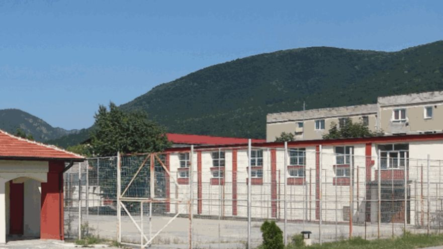 Poarta de la terenul de sport al unei școli din Bumbești Jiu s-a rupt din balamale și a rănit o fata de opt ani