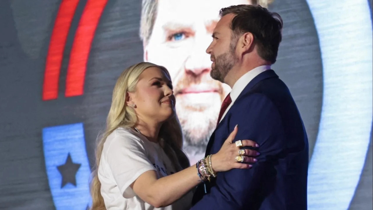 Văduva veselă Erika Kirk se dă din nou în spectacol Nimeni nu-l poate înlocui pe Charlie dar văd în vicepreședintele JD Vance asemănări cu el  VIDEO