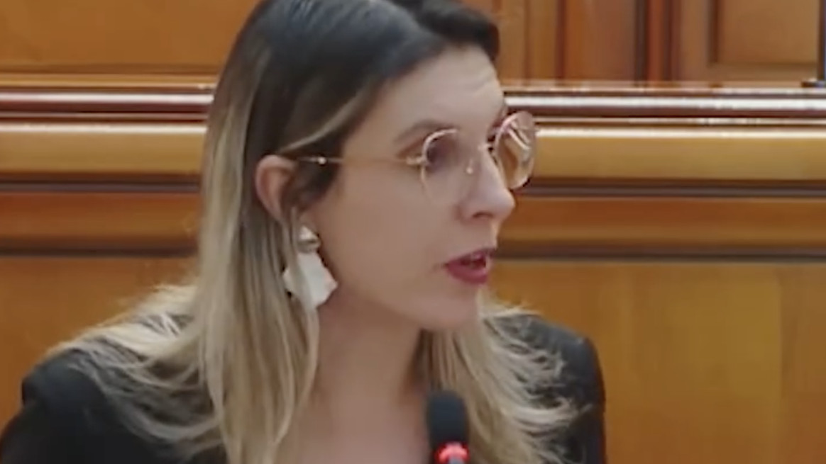Diana Buzoianu în timpul huiduielilor AUR și PSD Ce este domnilor vă este frică să vorbesc Degeaba urlați habar n-aveți să citiți un document - VIDEO