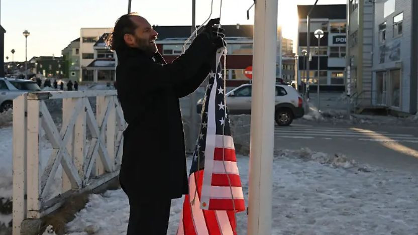 Un comediant german nu a reușit să fie amuzant. El a încercat să arboreze steagul SUA pe un catarg de lângă centrul cultural din Nuuk. Locuitorii nu au fost încântați