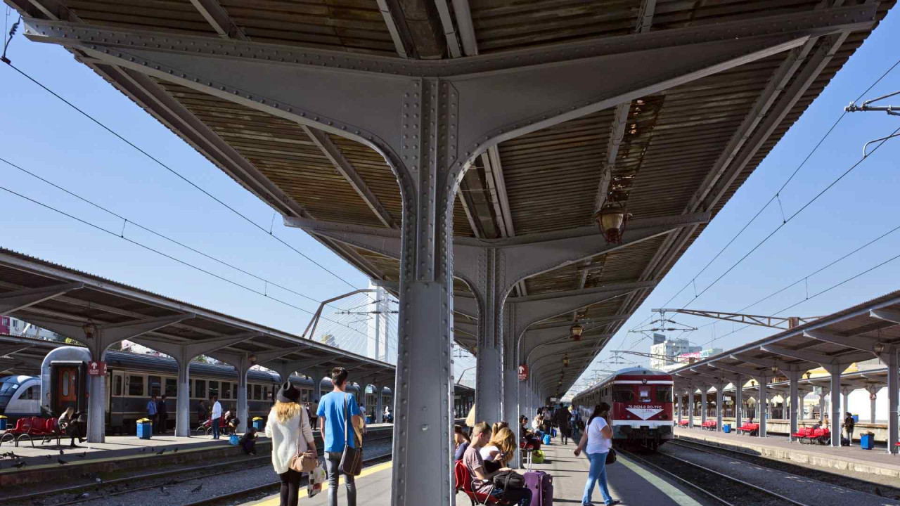 Primul tren de mare viteză din România va lega două orașe importante circulând cu viteze de până la 250 kmh pe o distanță de 800 km
