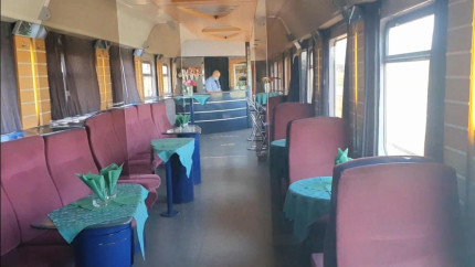 Singurul tren din România cu vagon-restaurant în care încă se mai gătește pe șine. Ce prețuri sunt în menu