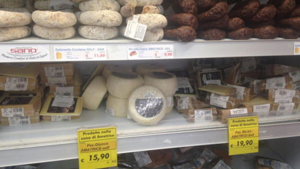 Pensionar italian prins după ce luni întregi a consumat produse din supermarket fără să plătească  el mușca doar vârfurile celor mai scumpe brânzeturi