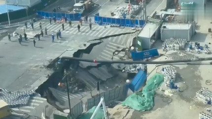 Un crater uriaș a apărut ziua în amiaza mare lângă un șantier de metrou din Shanghai  VIDEO