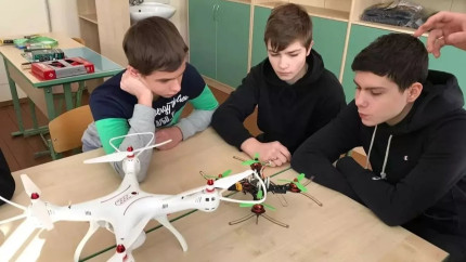 Noi am rămas la Doamne ferește de vreun război. În timp ce elevii români au încă la liceu ore de religie liceenii ruși învață încă din clasa a X-a să construiască și să manevreze drone