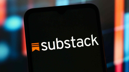Platforma Substack generează venituri din conținut extremist și teorii conspiraționiste
