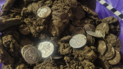 Tezaur fabulos Un vas plin cu monede romane evaluat la aproape o sută de mii de euro a fost descoperit în pădurea prahoveană Făgetu