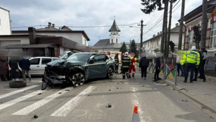 Locțiitorul de la ISU Fălticeni transferat în stare gravă cu elicopterul la București după ce a fost lovit de un BMW în timp ce mergea pe trotuar