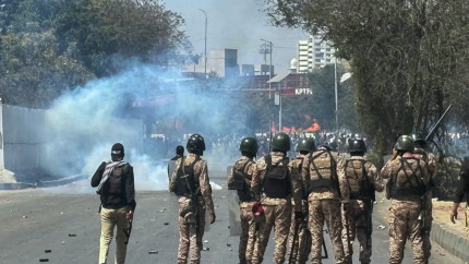 Pușcașii marini americani au deschis focul asupra manifestanților pakistanezi după asaltul asupra consulatului SUA din Karachi  mai mulți oameni au fost uciși