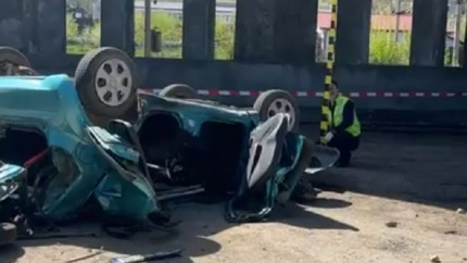 Grav accident rutier în Iași. Un autoturism a căzut de pe o pasarelă după ce s-a izbit cu un TIR