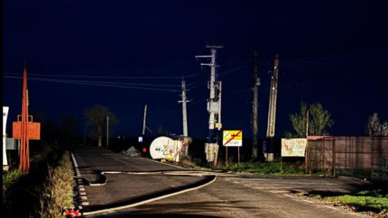 O cisternă încărcată cu 30.000 de litri de GPL s-a răsturnat pe DN1D în județul Prahova. Localnicii au fost evacuați pe o rază de aproximativ 1.000 de metri