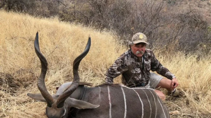 Un miliardar american a fost ucis de o turmă de elefanți în Africa în timp ce vâna o antilopă dintr-o specie rară