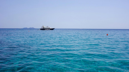 Probleme în Grecia. Foarte multe deșeuri provenite din ferme piscicole abandonate ajung în mare