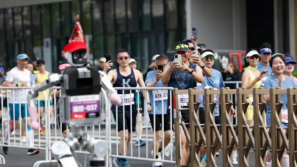 Un robot humanoid a câștigat semimaratonul internațional de la Beijing depășind totodată recordul mondial uman