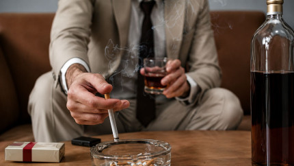 Adicțiile și creierul uman cum se transformă plăcerea în dependență de droguri alcool și jocuri de noroc