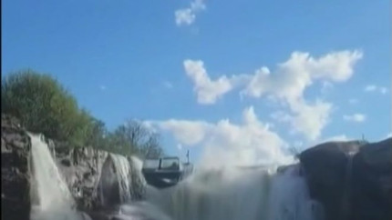 Un canadian a sărit cu barca de pe o cascadă din Alberta