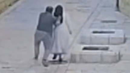 Indignare pe rețelele sociale după difuzarea unor imagini în care o călugăriță franceză este agresată de un bărbat în Ierusalim  VIDEO