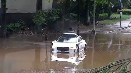 Waymo suspendă serviciul de taxiuri autonome în cinci orașe din SUA după ce mașinile au intrat pe drumuri inundate și au rămas blocate acolo