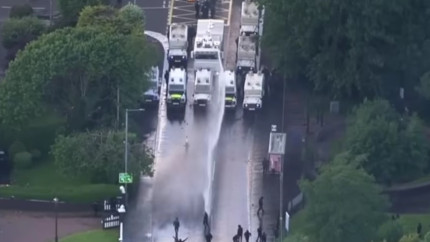 Poliția a folosit tunuri cu apă asupra manifestanților din Belfast. Apelul premierului Keir Starmer
