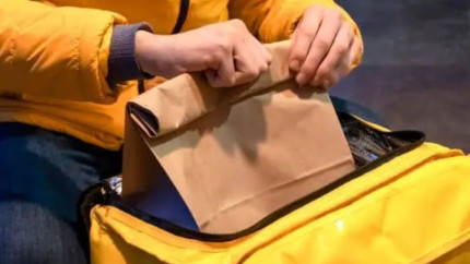ANPC vrea să introducă în Clasificarea Ocupaţiilor din România ocupația de livrator de hrană diferită de cea de curier