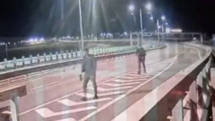 Doi vloggeri străini prinși când voiau să urce în vârful podului Brăila-Tulcea pentru a filma. Au primit avertisment