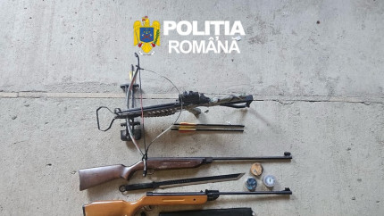 Percheziții în Arad arme săbii și o arbaletă descoperite la trei tineri