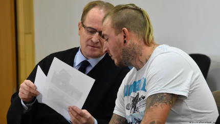 Român condamnat în Austria la aproape patru ani de închisoare după ce și-a acoperit corpul cu tatuaje reprezentând lideri naziști