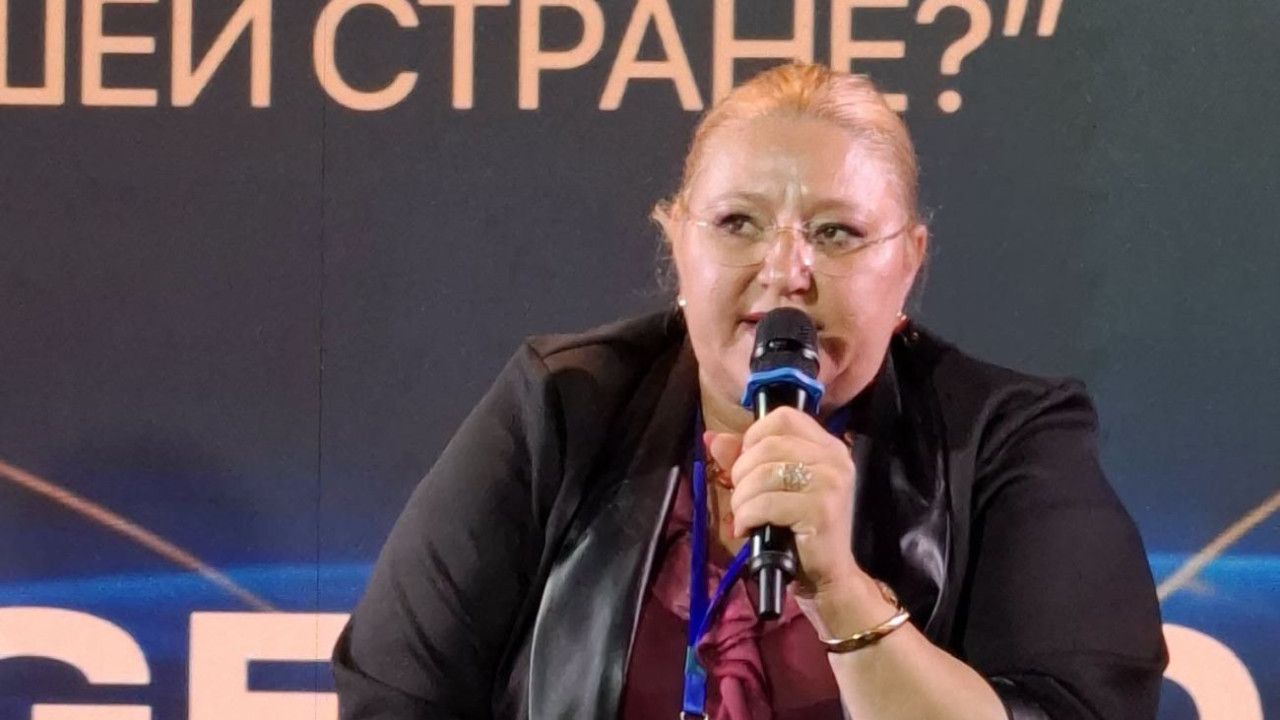 Delirul lui Șoșoacă la Russia Today TV Ar trebui să dați lecții României Românii mor de foame apa le-a fost oprită în munți Eu sunt ca o sfântă în Parlamentul European