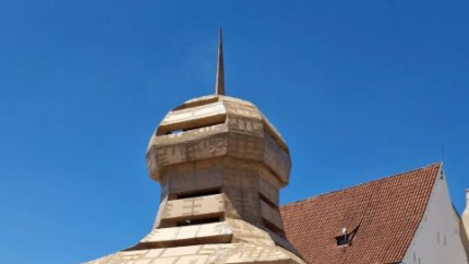 Festivalul Internațional de Teatru de la Sibiu Un artist francez a început construcția unui Turn al Sfatului din carton. Sibienii pot ajuta